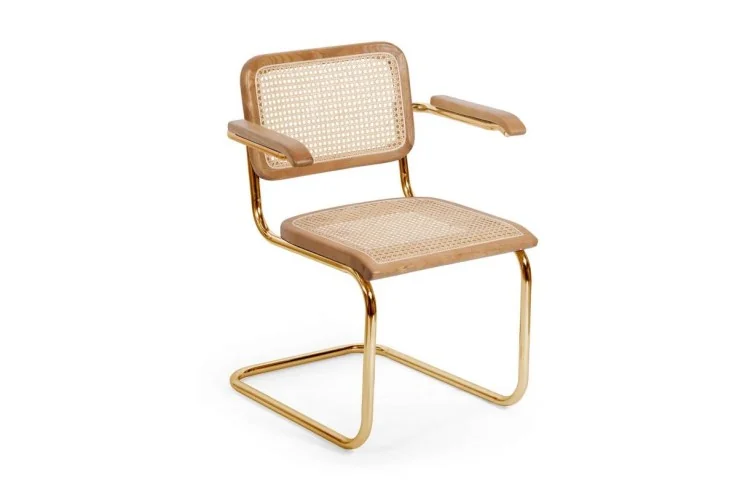 Silla skol con reposabrazos madera natural y rejilla estructura dorada BETTINA