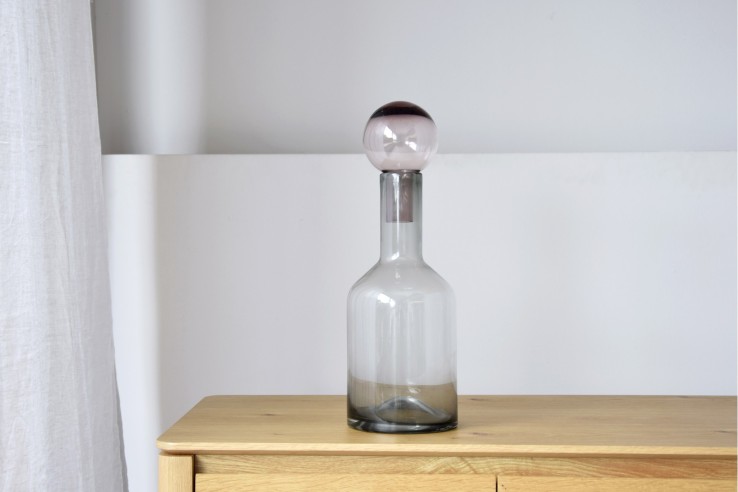 Botella de vidrio gris y rosa mediana