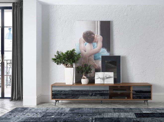 Mueble TV de estructura de madera chapada en nogal con cuatro puertas en cristal tintado negro efecto espejo y patas en acero pi