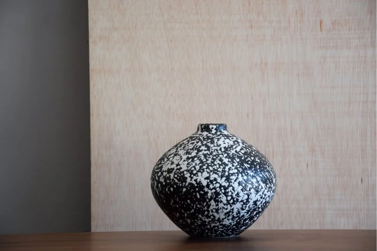 Round black and white vase NANA small