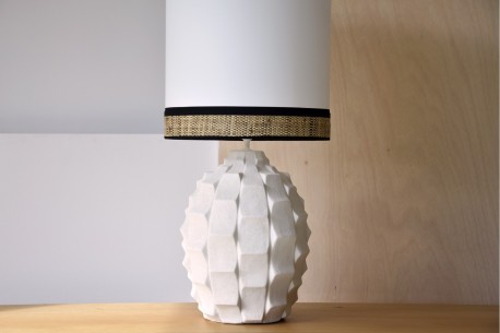Lámpara de mesa cerámica blanca con pantalla de rafia ELENA