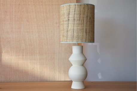 Lámpara de mesa cerámica blanca con pantalla de rafia IDARA