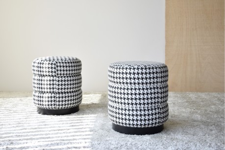 BLACK AND WHITE CROW'S FOOT POUF