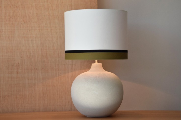 Lámpara mesa bola cerámica blanca AVA con pantalla