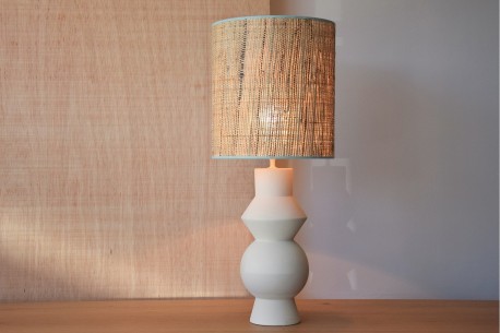 Lámpara de mesa forma blanco crudo y ratán ARES 2