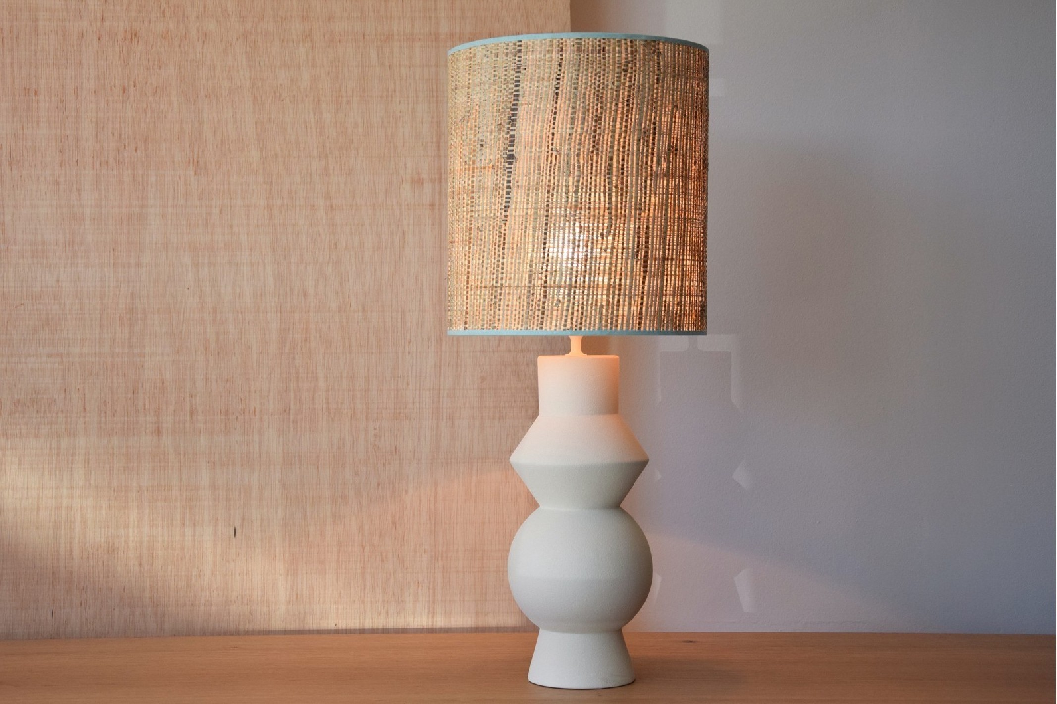 Lámpara de mesa forma blanco crudo y ratán ARES