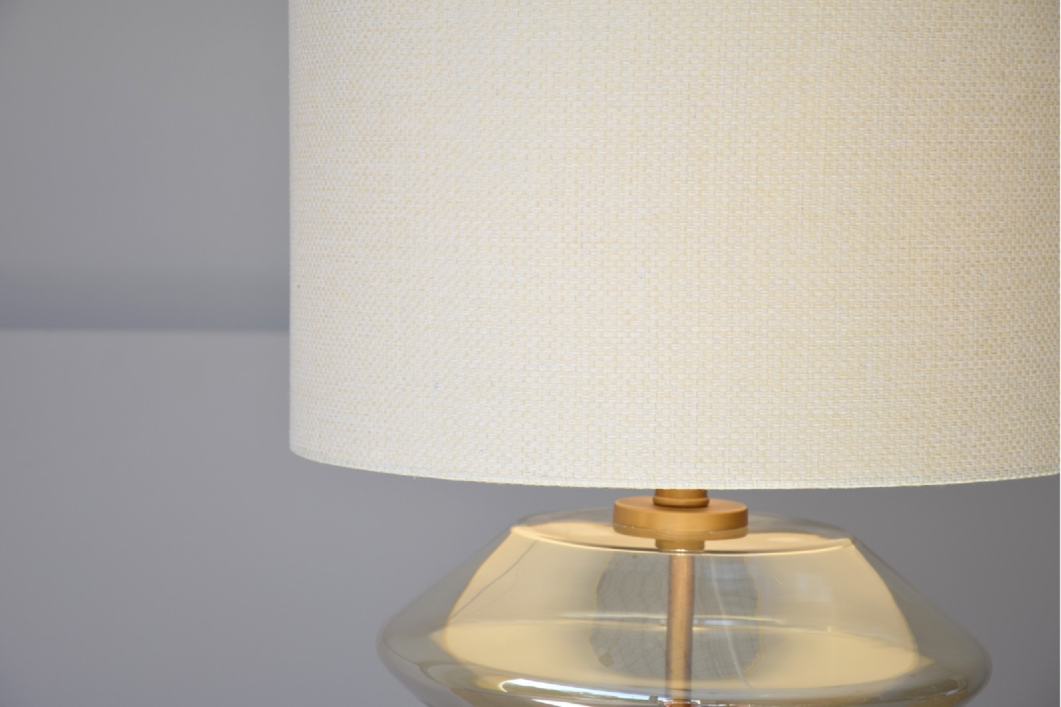 Lámpara de mesa KAROL vidrio ámbar zig zag