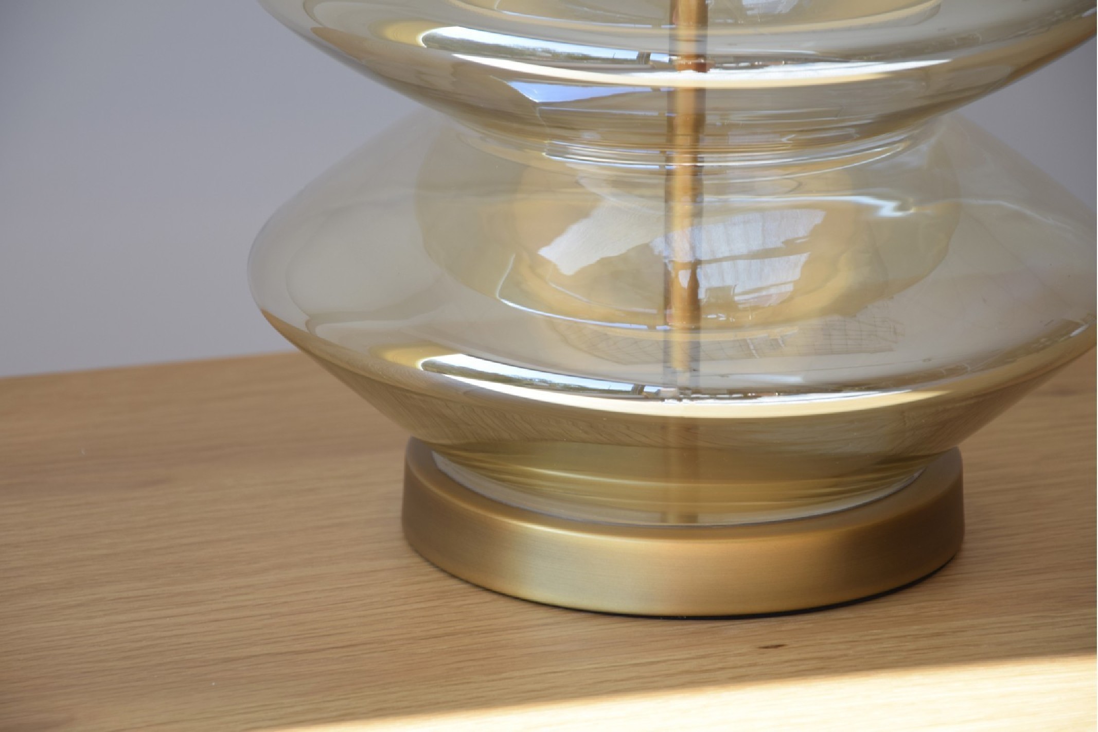 Lámpara de mesa KAROL vidrio ámbar zig zag