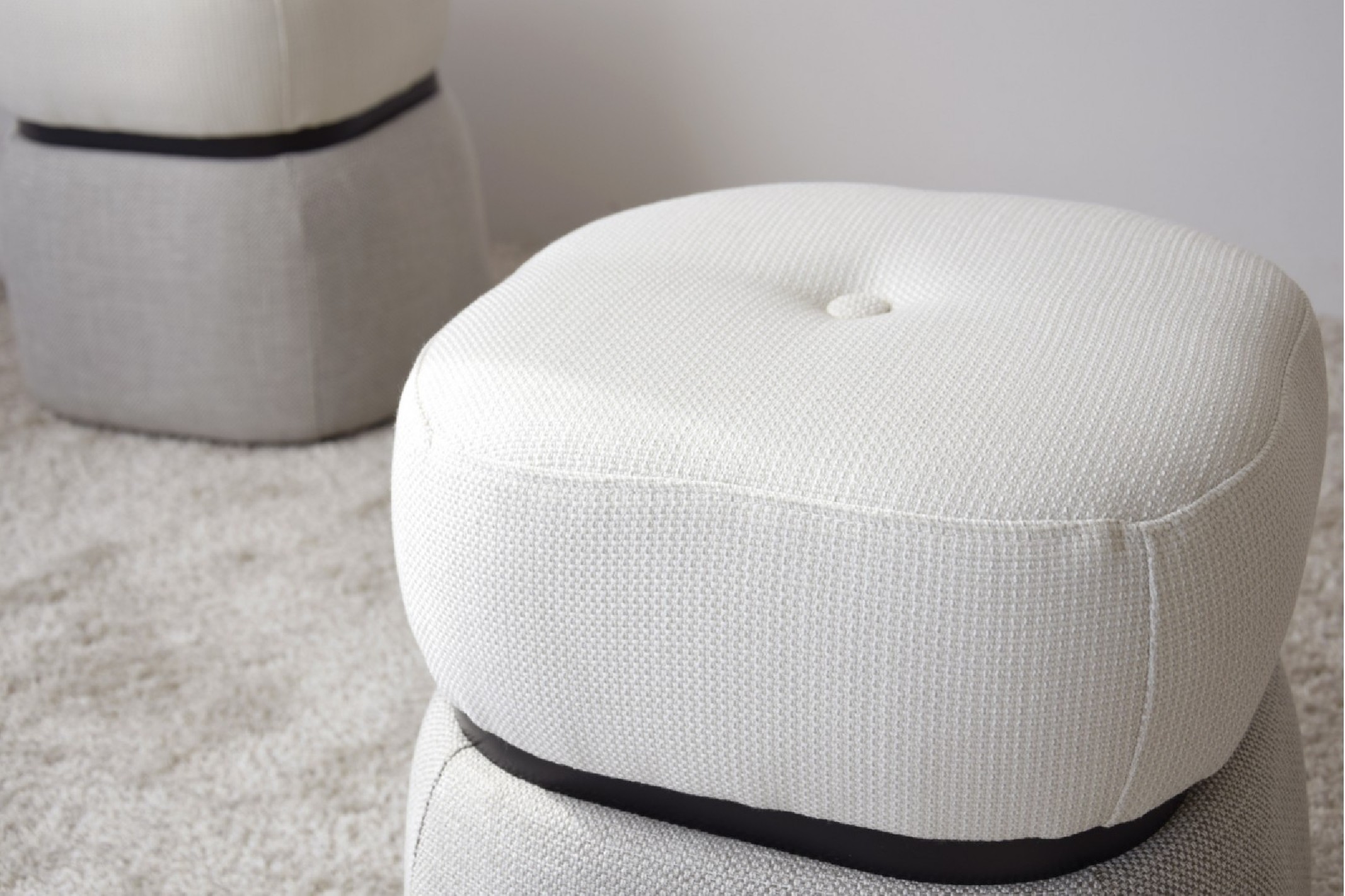 Puf cuadrado marfil y gris