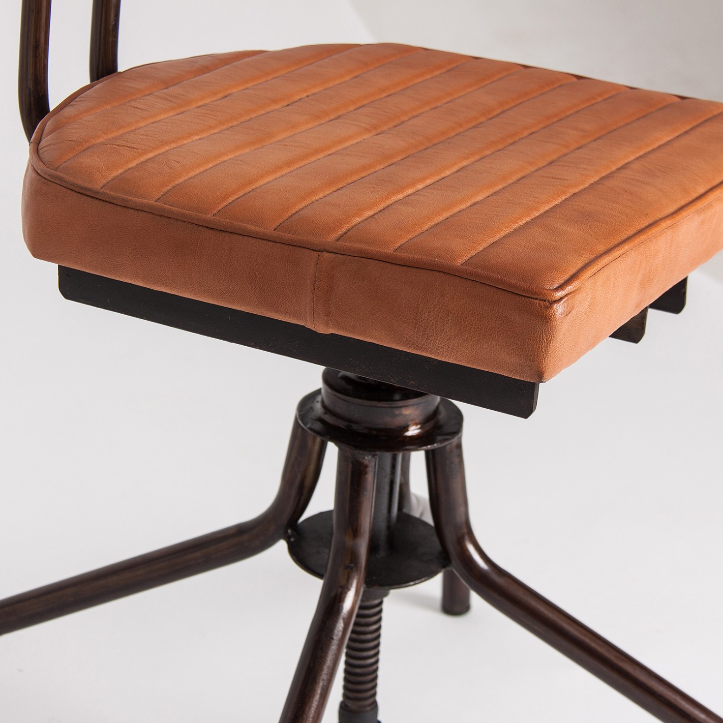 SILLÓN GIRATORIO STRYI