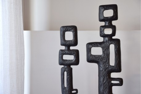 Escultura Naím metal negro baja