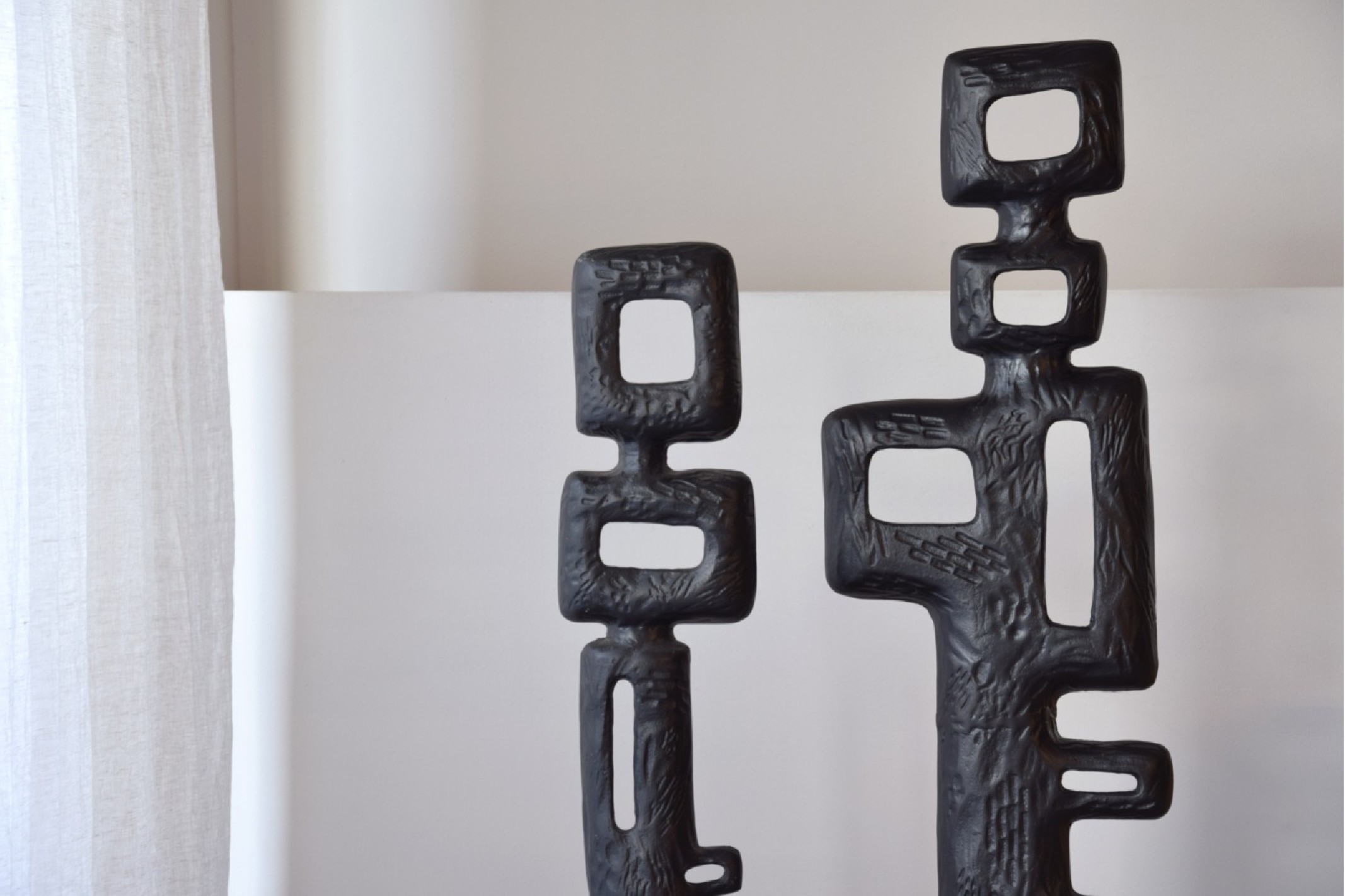 Escultura Naím metal negro baja