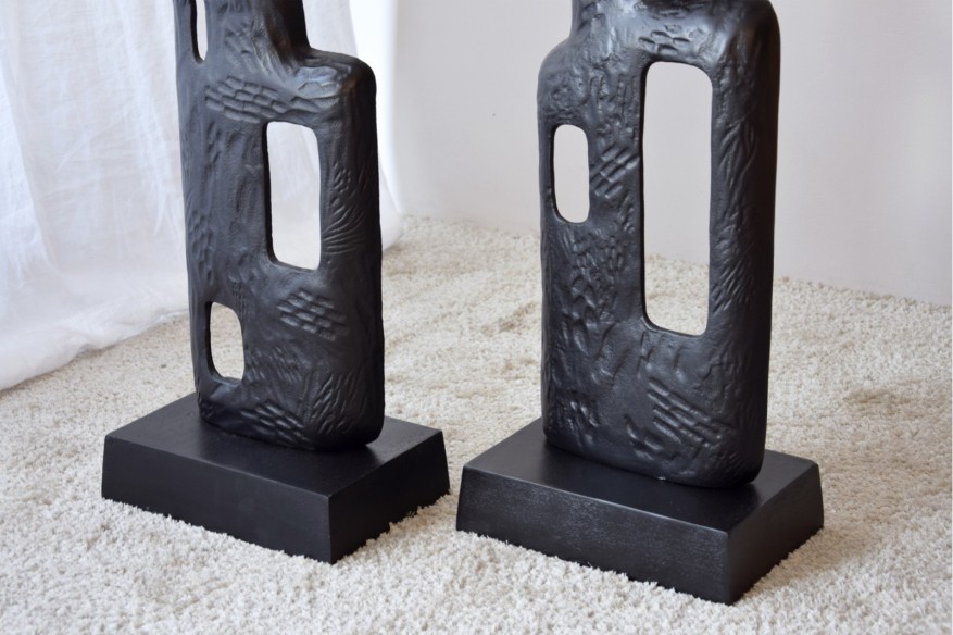 Escultura Naím metal negro baja