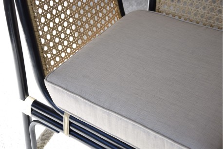 Sillón negro con rejilla de ratán JULIA 2