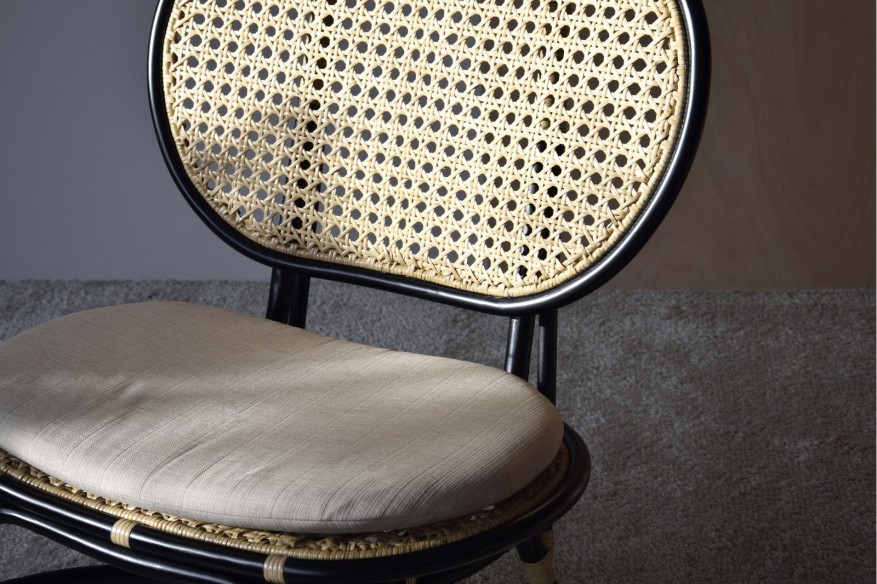 Sillón negro con rejilla de ratán NORMA