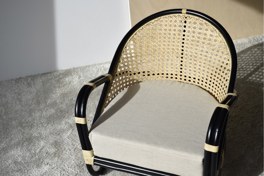 Sillón negro con rejilla de ratán ORSA