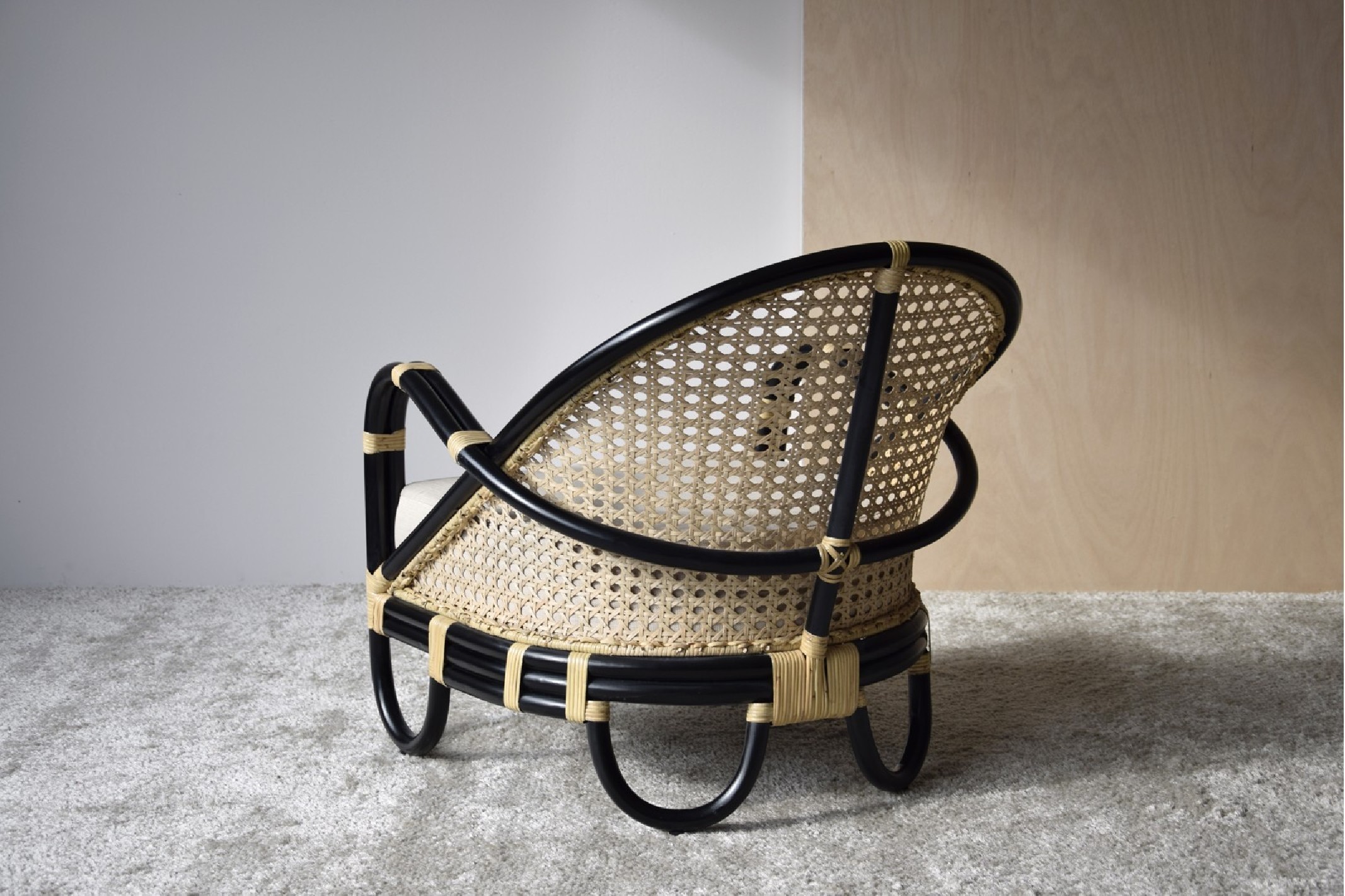 Sillón negro con rejilla de ratán ORSA