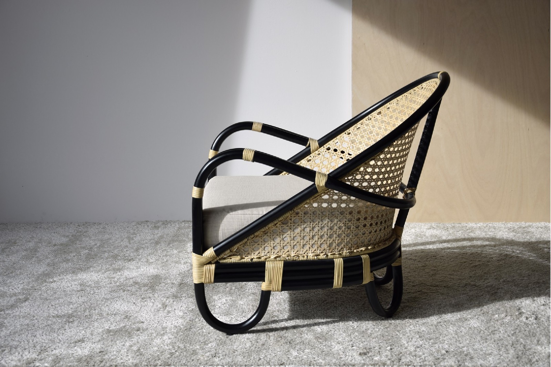 Sillón negro con rejilla de ratán ORSA