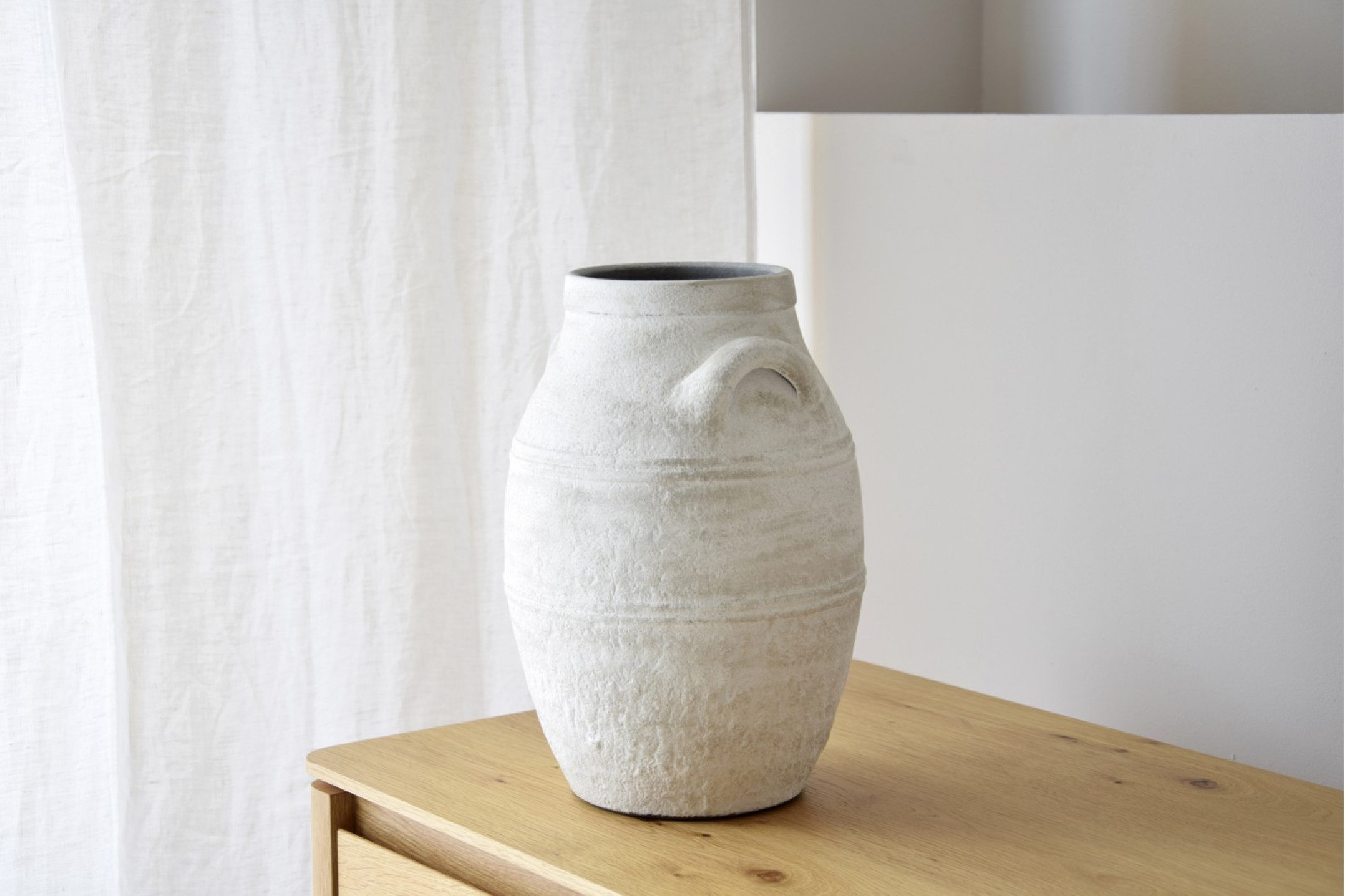 Ánfora en cerámica rústica. baja