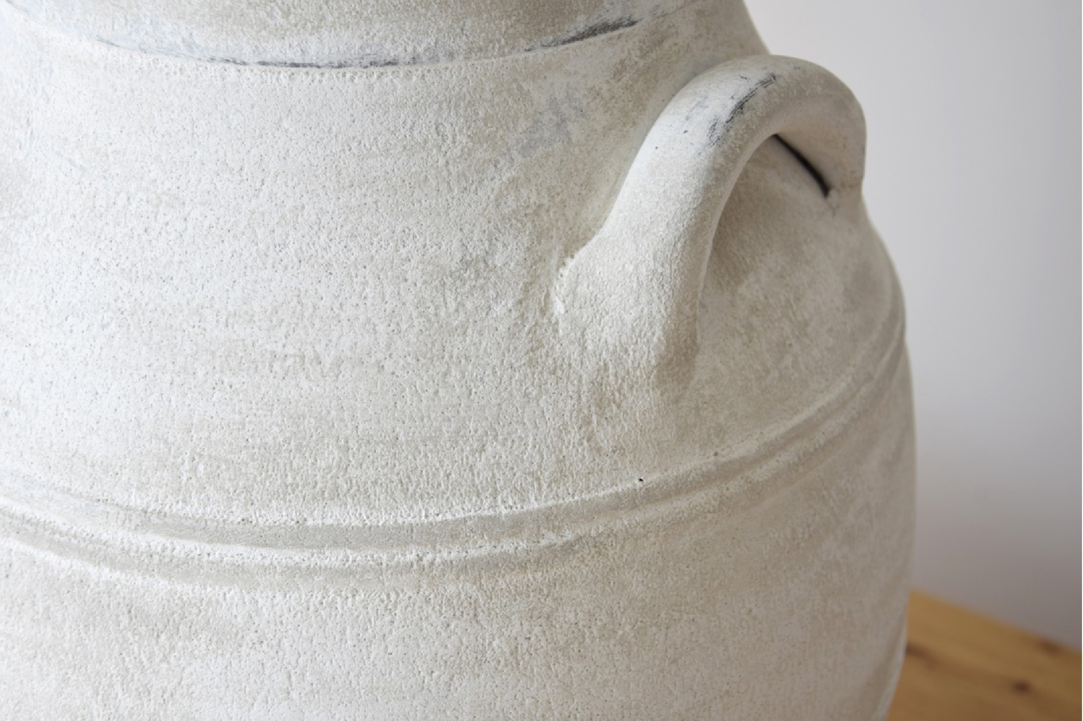 Ánfora en cerámica rústica. baja