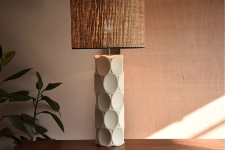 Lámpara mesa cerámica blanca con pantalla de rafia. Lesly