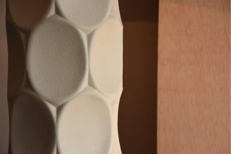 Lámpara mesa cerámica blanca con pantalla de rafia. Lesly 2