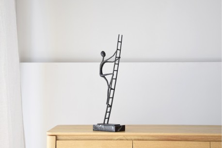 Escultura escalando metal y mármol Unai