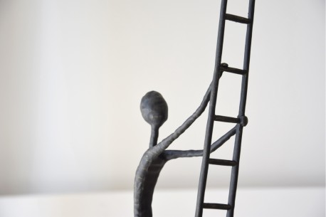 Escultura escalando metal y mármol Unai 2