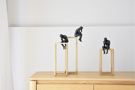 Colección pensadores: figura sobre base metal mediano