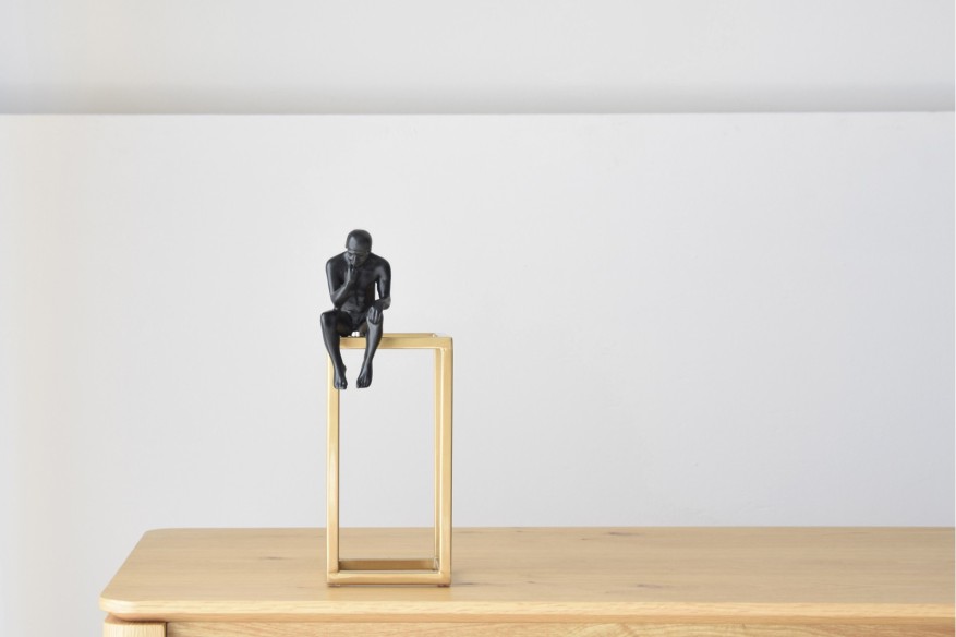 Colección pensadores escultura sobre base metálica oro Pequeño