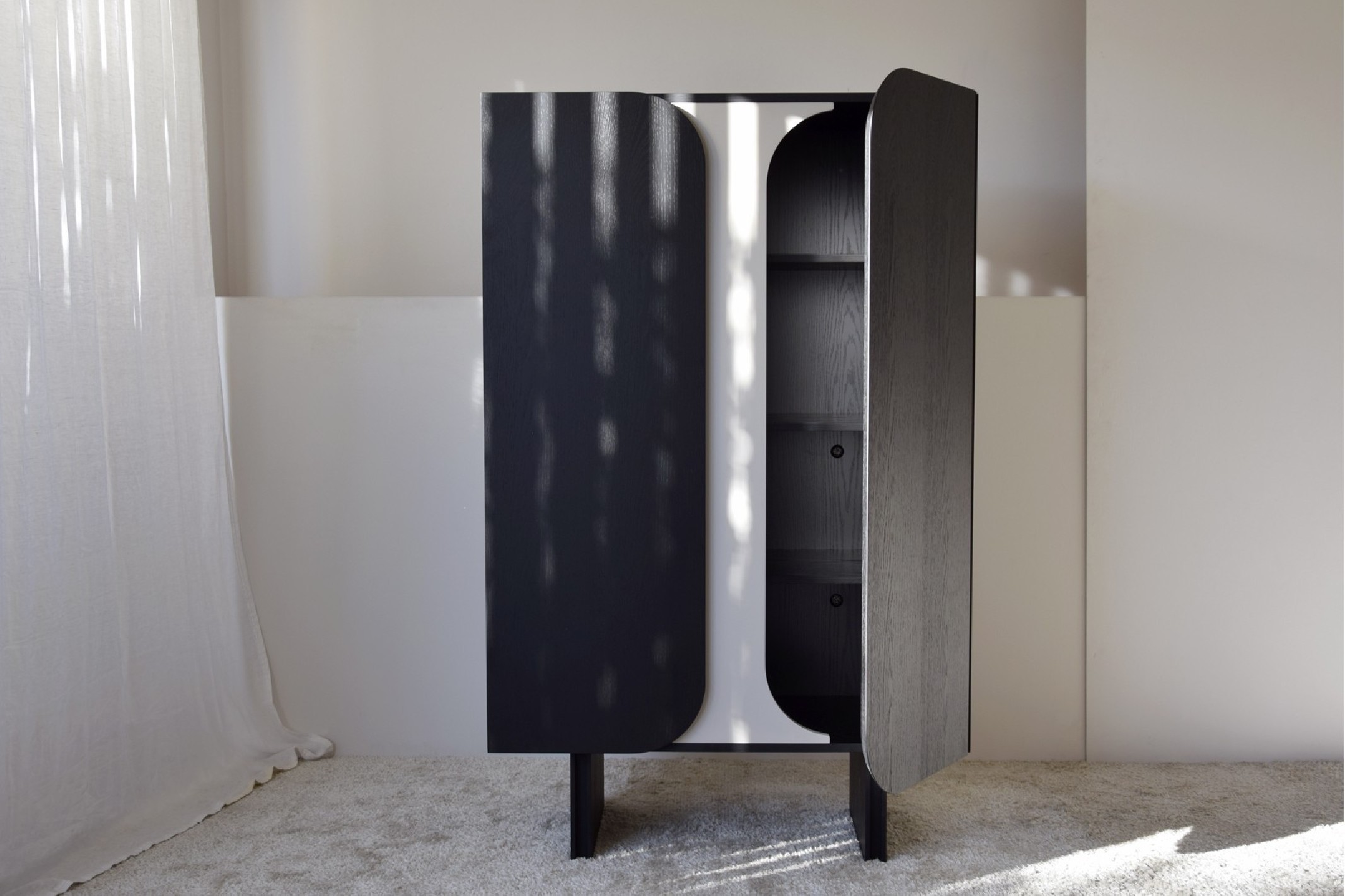 Armario curva roble negro. Levi