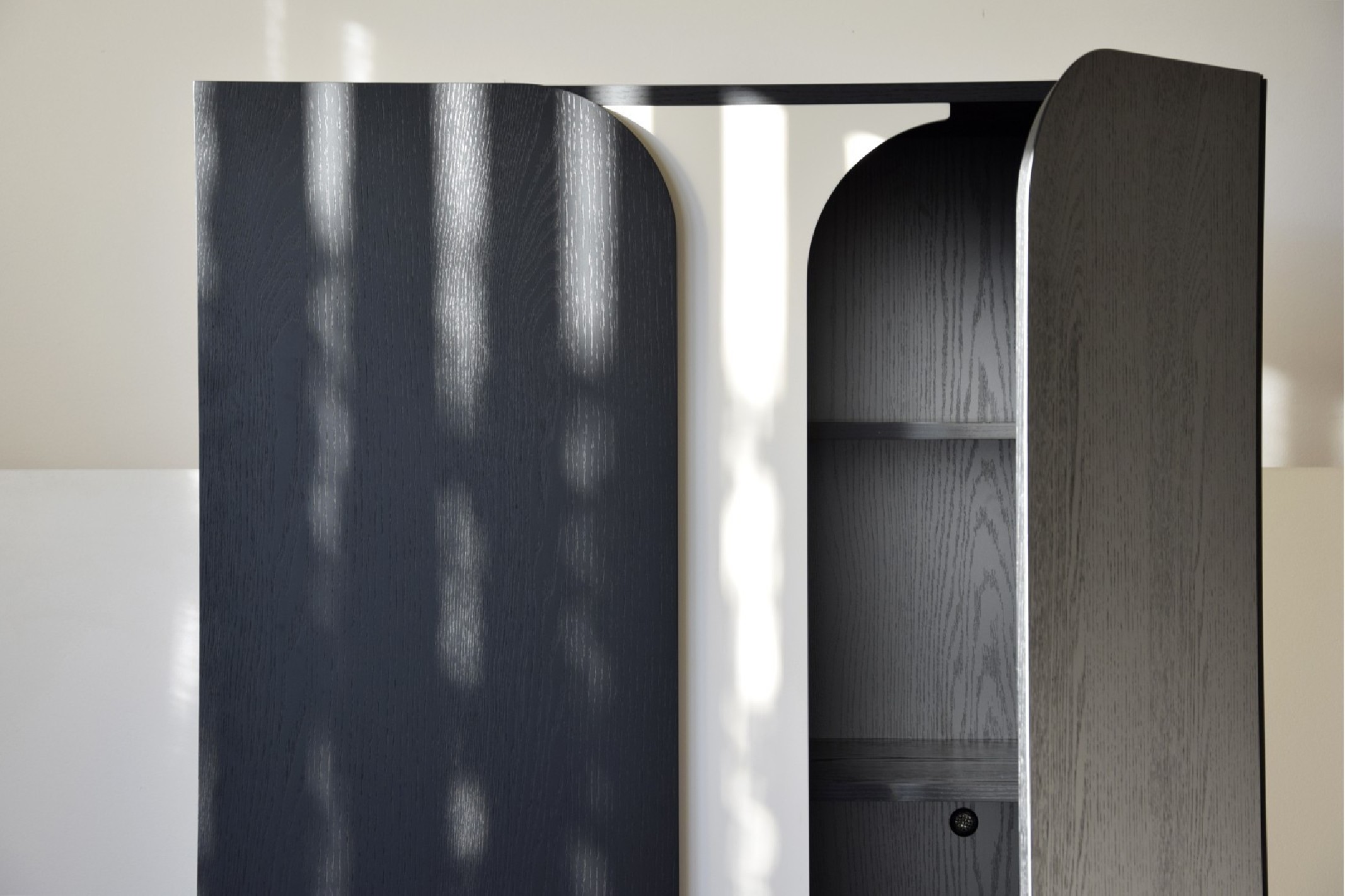 Armario curva roble negro. Levi