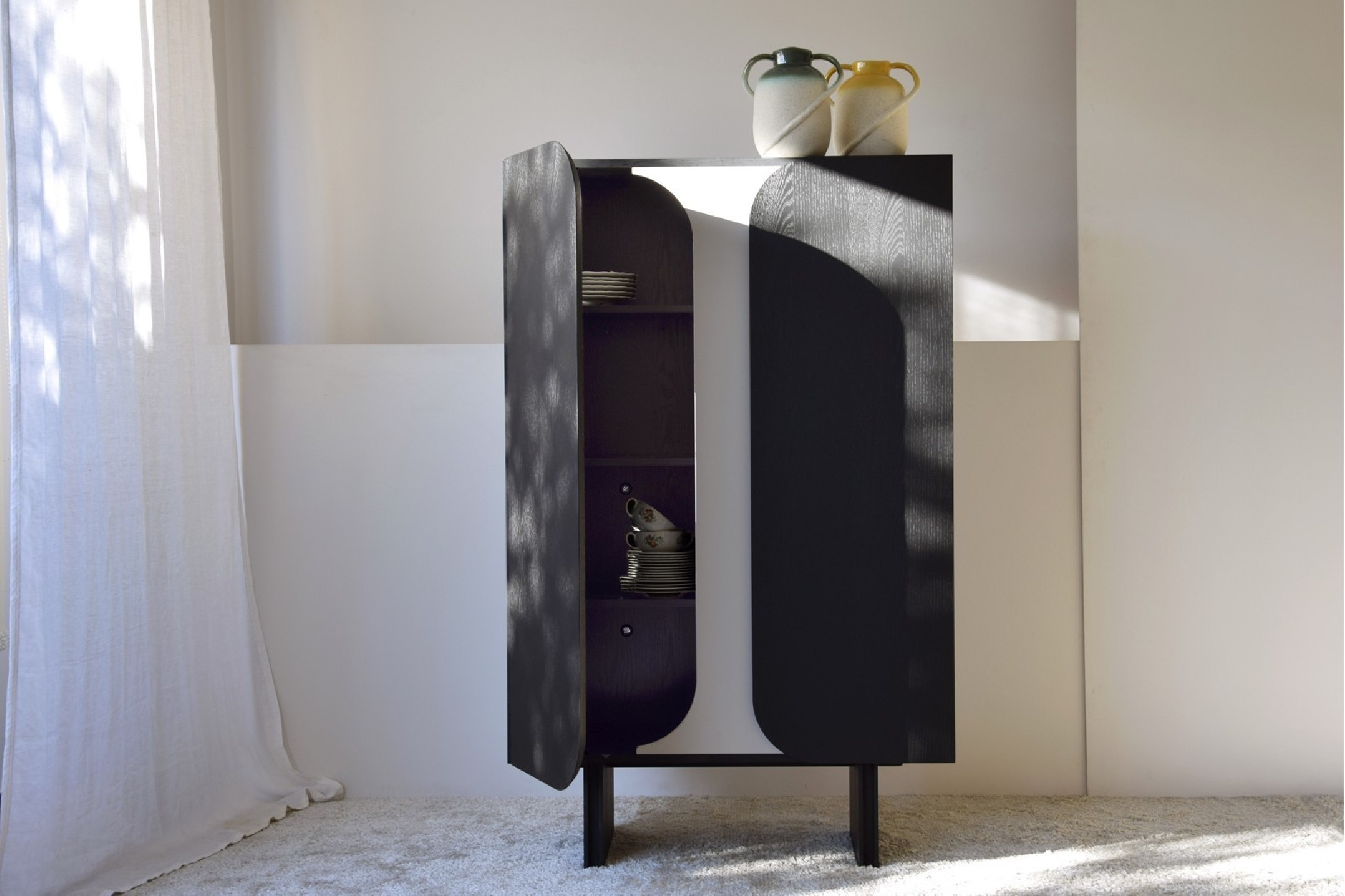 Armario curva roble negro. Levi