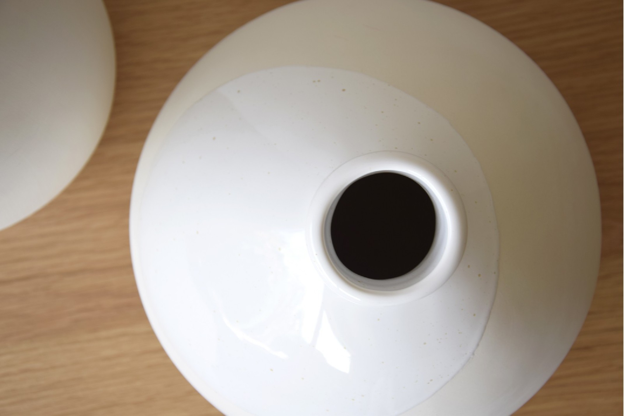 Jarrón cerámica bajo en blanco brillo Glaze