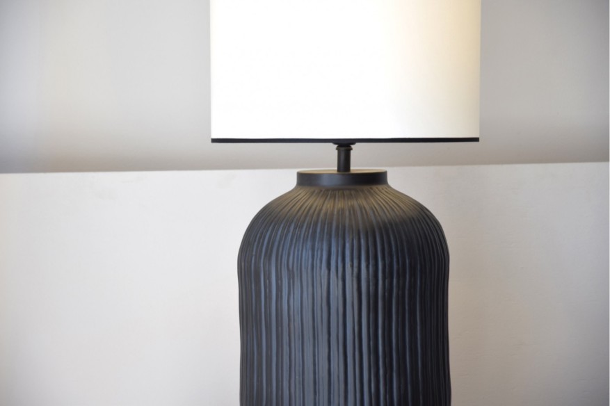 Lámpara de mesa negra metal N6 con pantalla