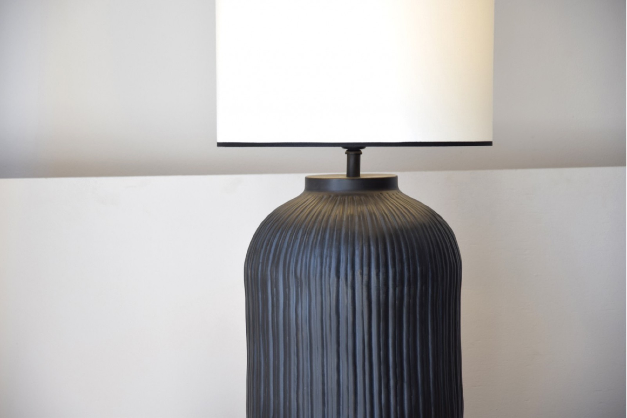 Lámpara de mesa negra metal N6 con pantalla