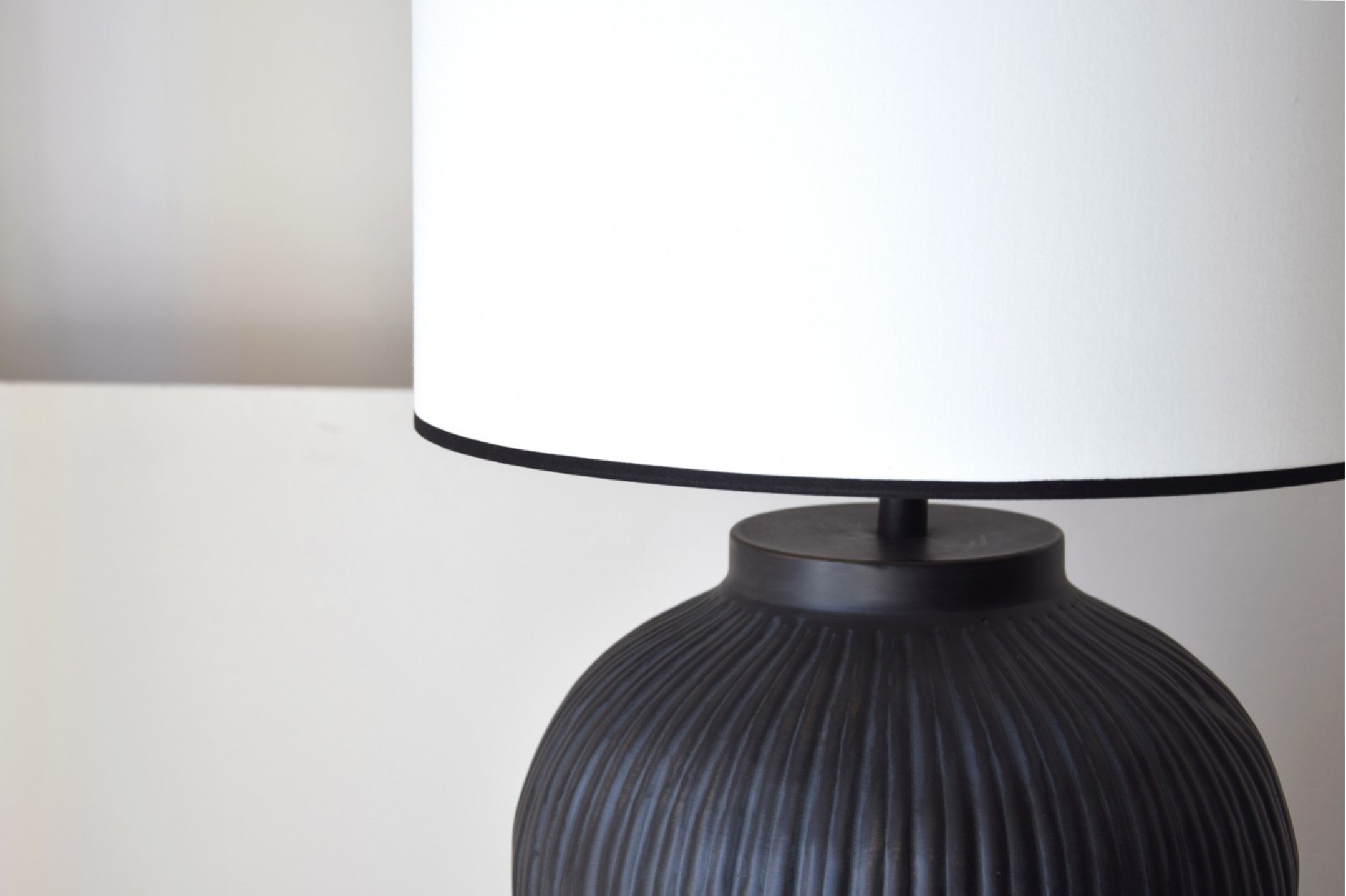 Lámpara de mesa negra metal N6 con pantalla