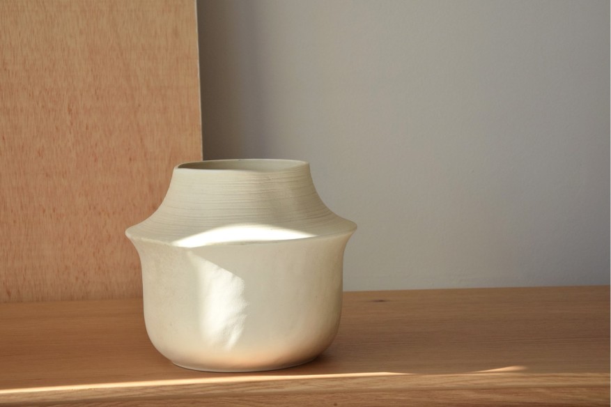 Jarrón blanco roto bajo Piedra