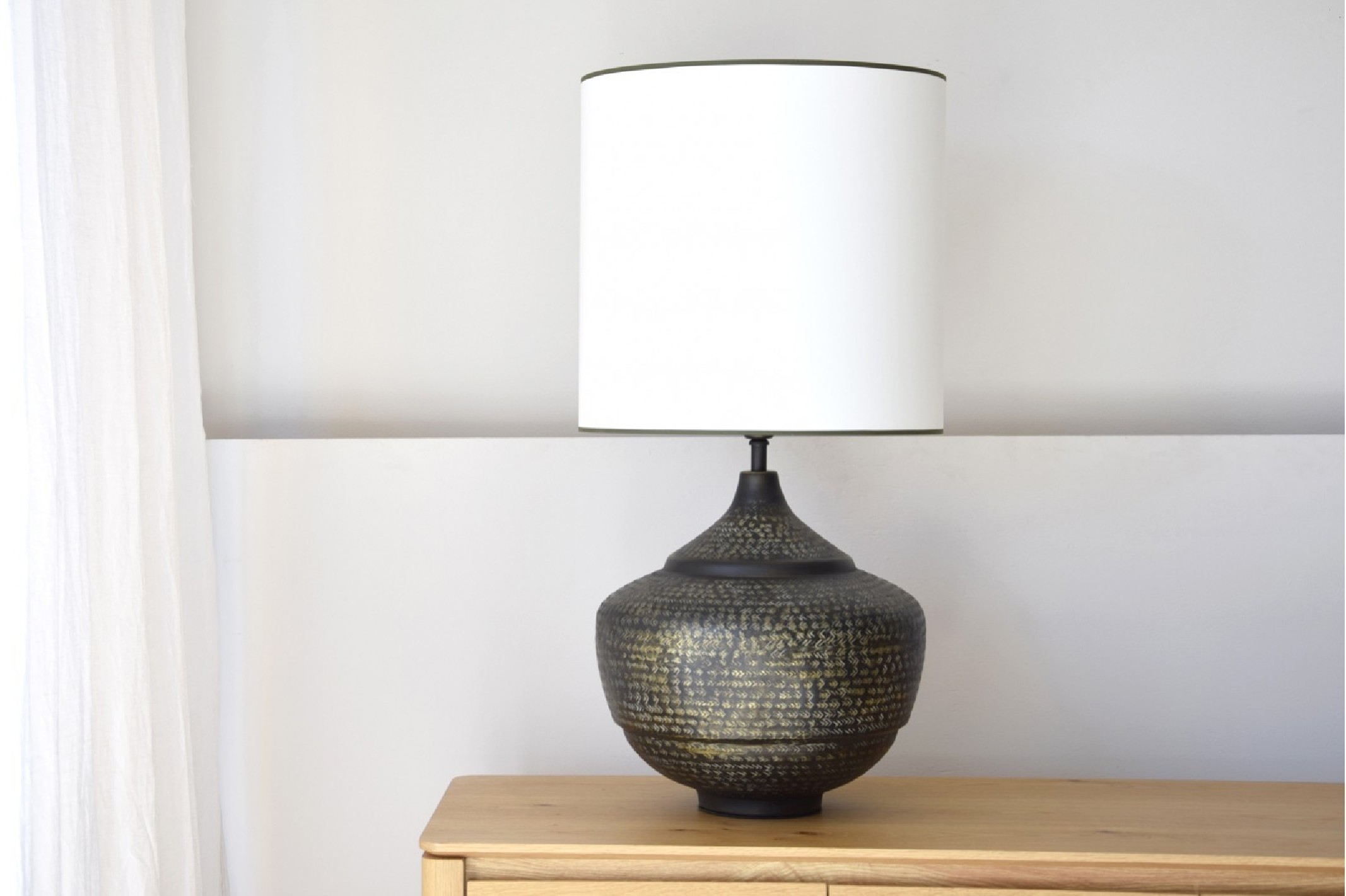 Lámpara mesa metal negro con pantalla N1