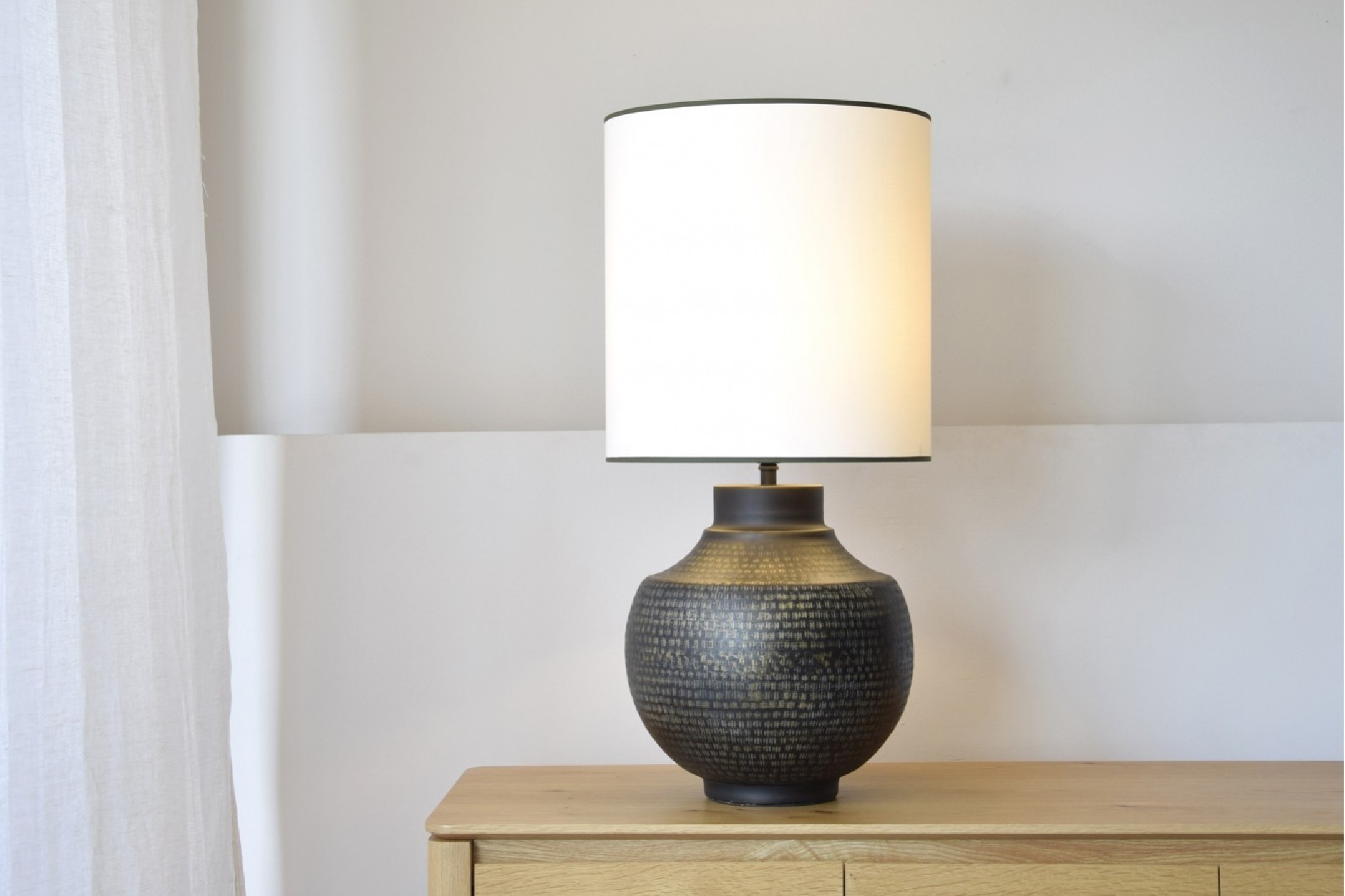 Lámpara mesa metal negro con pantalla N8