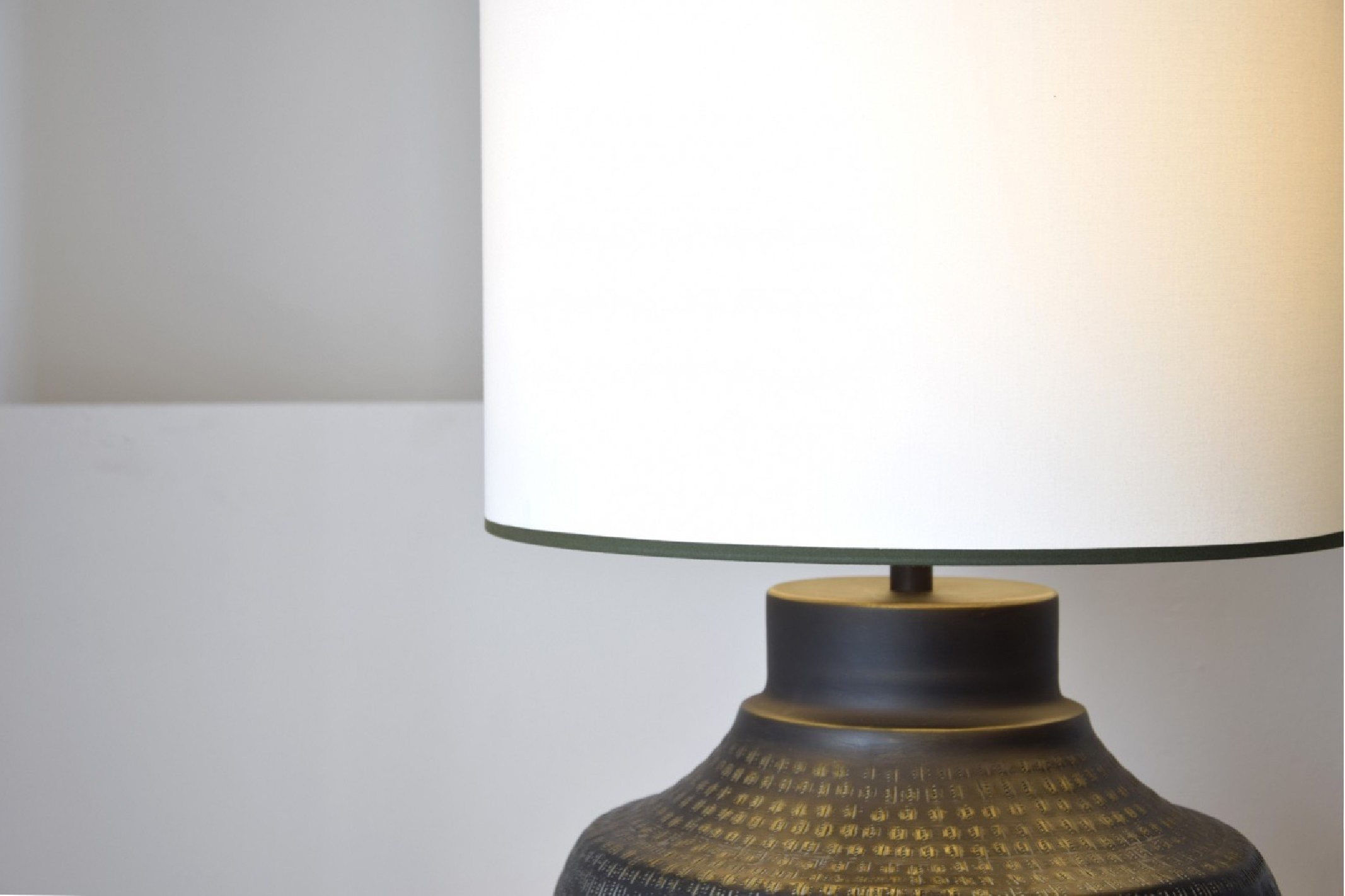 Lámpara mesa metal negro con pantalla N8