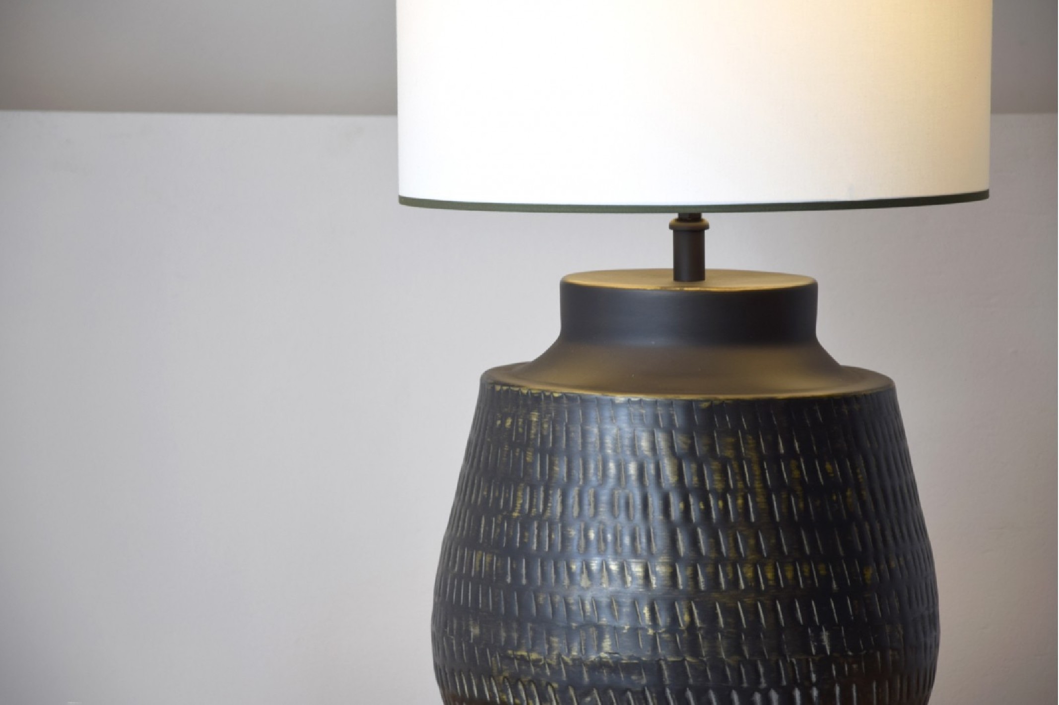 Lámpara mesa metal negro con pantalla N5