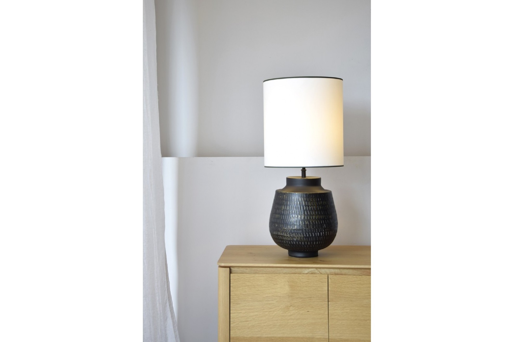 Lámpara mesa metal negro con pantalla N5