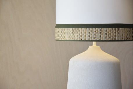 Lámpara de mesa cerámica blanco y pantalla rafia CÍES 2
