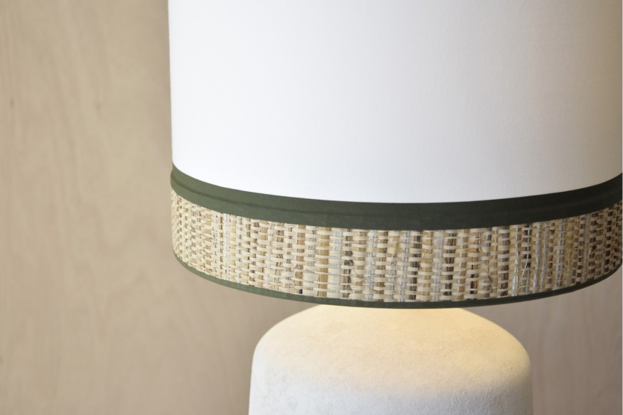 Lámpara de mesa cerámica blanco natural con pantalla rafia y verde oscuroCÍES