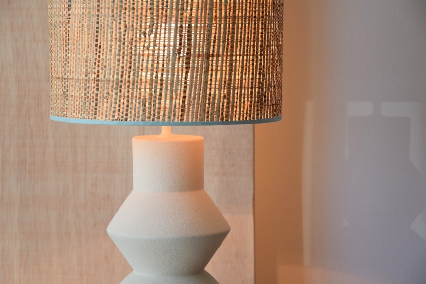 Lámpara de mesa cerámica blanca con pantalla de rafia IDARA