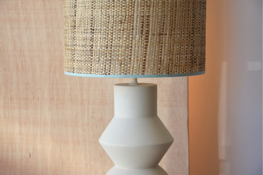 Lámpara de mesa cerámica blanca con pantalla de rafia IDARA
