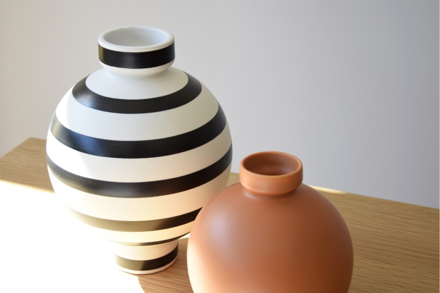 Jarrón redondo rayas blanco y negro BOLA