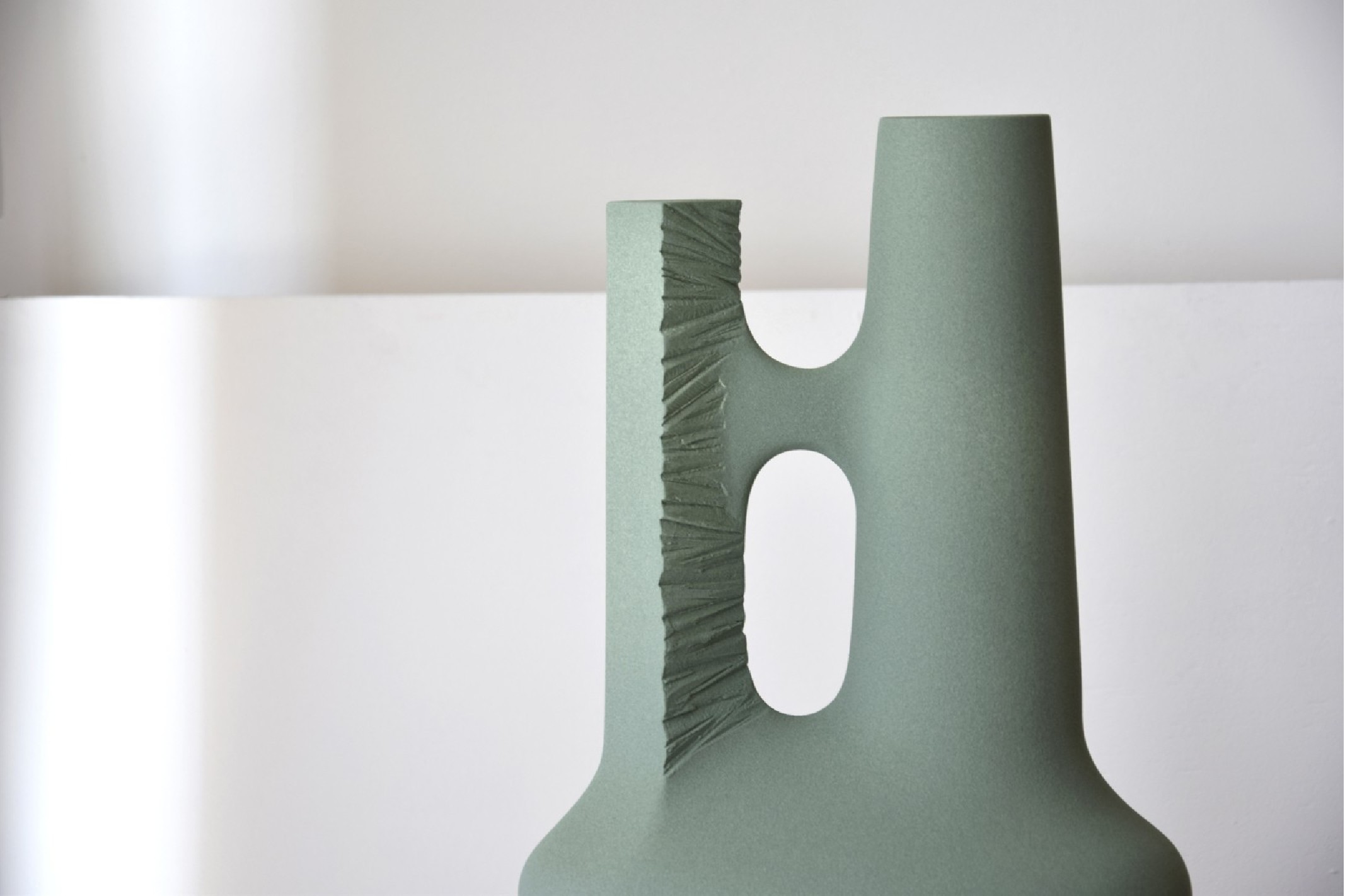 Figura cerámica texturizada verde