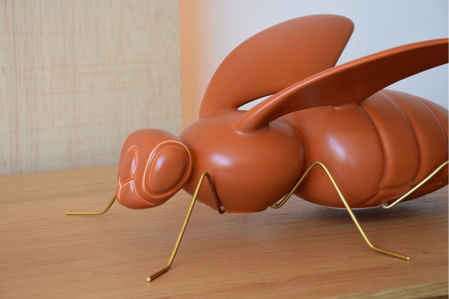 ESCULTURA ABEJA CERÁMICA